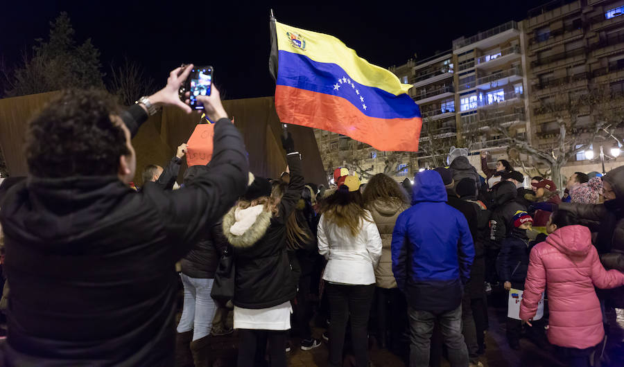 Alrededor de un centenar de venezolanos se concentraron el miércoles por la tarde «en favor de la democracia». El acto, organizado por Alma Venezuela y apoyado por Avelar, respondía a la convocatoria mundial de apoyo al diputado Juan Guaidó, nuevo líder de la oposición al «usurpador» Nicolás Maduro, denuncian