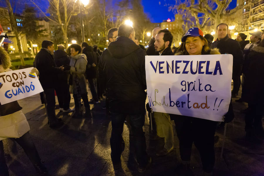 Alrededor de un centenar de venezolanos se concentraron el miércoles por la tarde «en favor de la democracia». El acto, organizado por Alma Venezuela y apoyado por Avelar, respondía a la convocatoria mundial de apoyo al diputado Juan Guaidó, nuevo líder de la oposición al «usurpador» Nicolás Maduro, denuncian