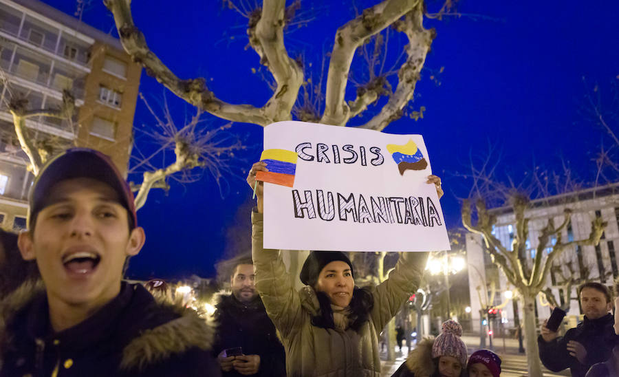 Alrededor de un centenar de venezolanos se concentraron el miércoles por la tarde «en favor de la democracia». El acto, organizado por Alma Venezuela y apoyado por Avelar, respondía a la convocatoria mundial de apoyo al diputado Juan Guaidó, nuevo líder de la oposición al «usurpador» Nicolás Maduro, denuncian