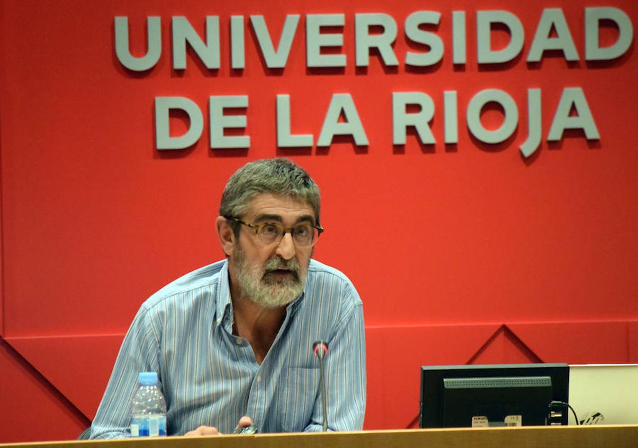 El profesor de la UR Emilio Barco prsentó el pasado jueves en Logroño su nuevo libro titulado 'Donde viven los caracoles' rodeado de buenos amigos.