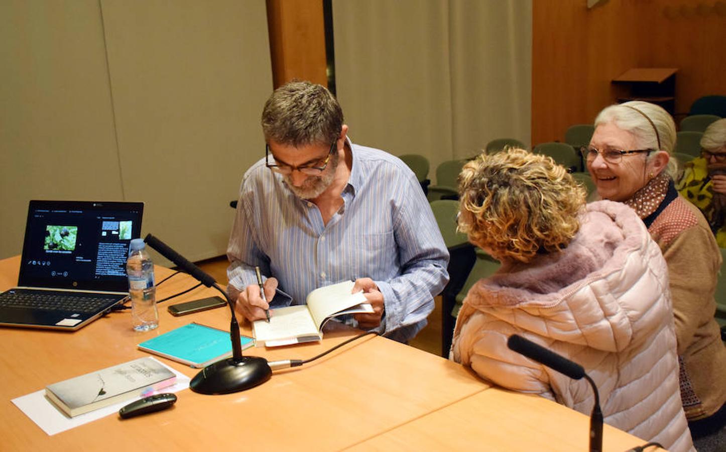 El profesor de la UR Emilio Barco prsentó el pasado jueves en Logroño su nuevo libro titulado 'Donde viven los caracoles' rodeado de buenos amigos.