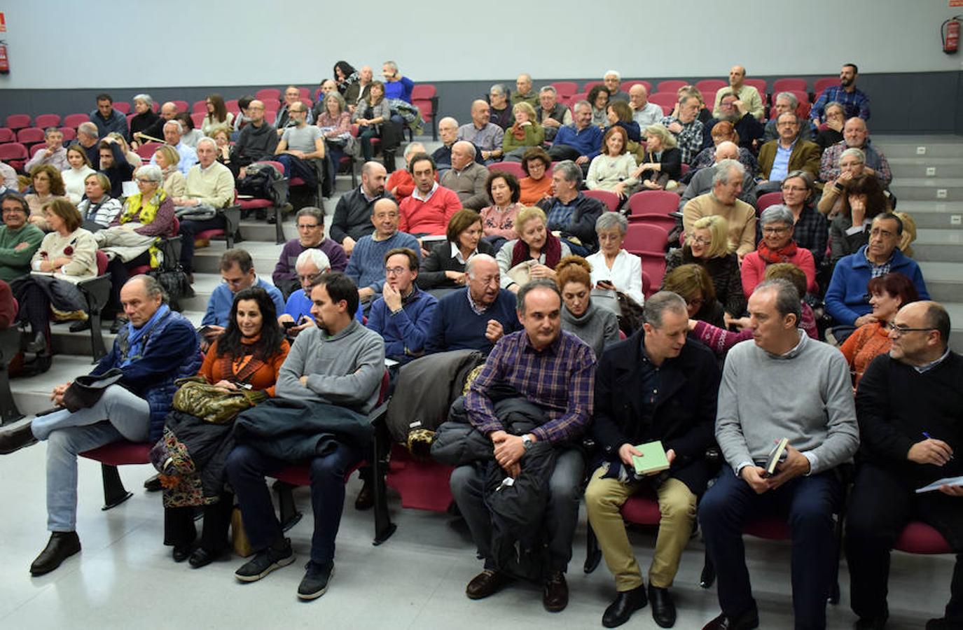 El profesor de la UR Emilio Barco prsentó el pasado jueves en Logroño su nuevo libro titulado 'Donde viven los caracoles' rodeado de buenos amigos.