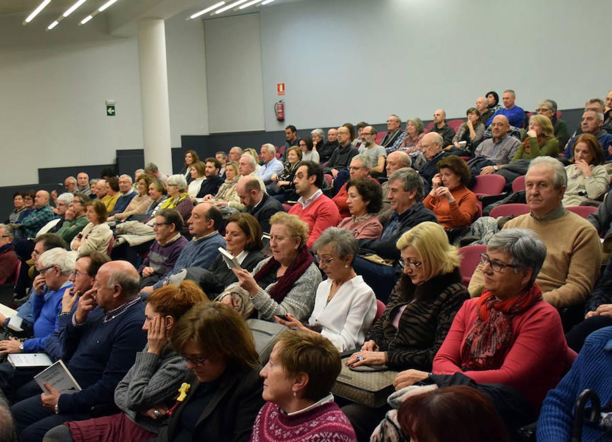 El profesor de la UR Emilio Barco prsentó el pasado jueves en Logroño su nuevo libro titulado 'Donde viven los caracoles' rodeado de buenos amigos.