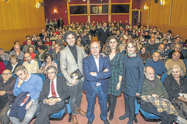 Peridis, con Andrés Pascual, María José Camino y Mayte Ciriza, junto al público . :: .