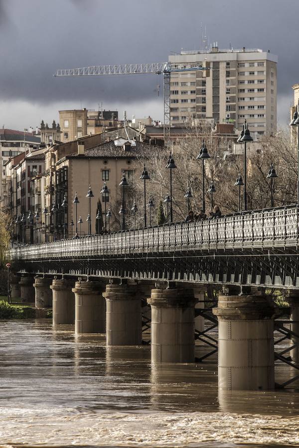 Numerosos ciudadanos se acercaron a ver las revueltas aguas durante la jornada