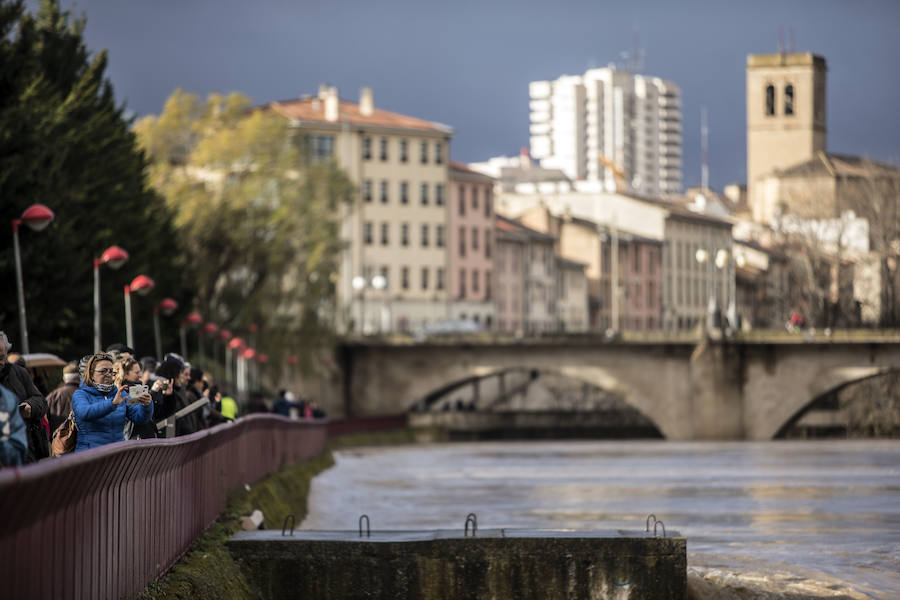 Numerosos ciudadanos se acercaron a ver las revueltas aguas durante la jornada