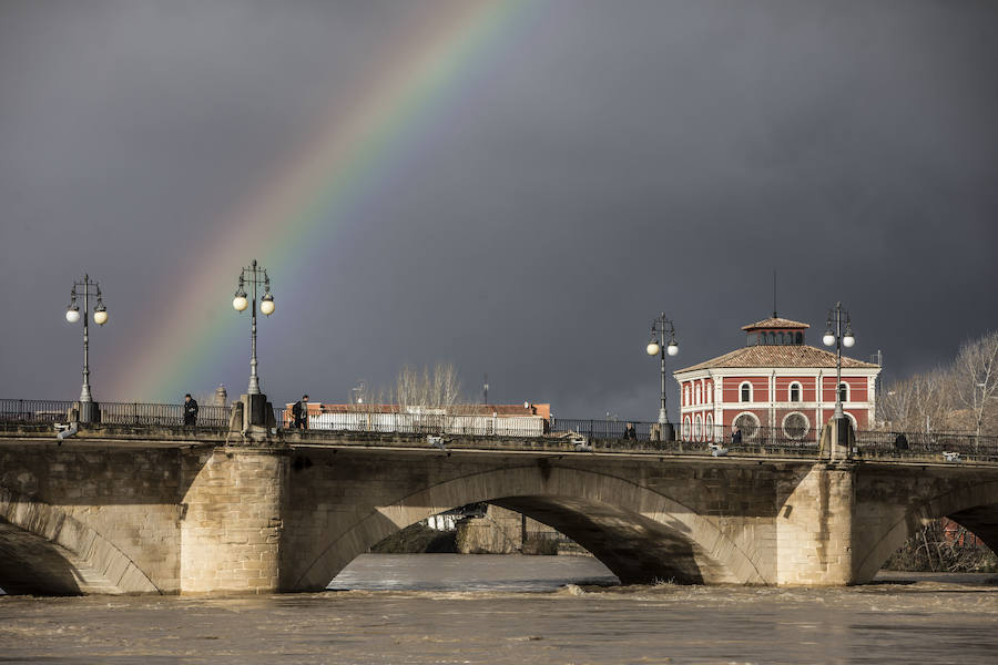 Numerosos ciudadanos se acercaron a ver las revueltas aguas durante la jornada