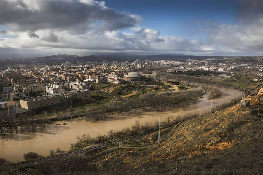 Numerosos ciudadanos se acercaron a ver las revueltas aguas durante la jornada