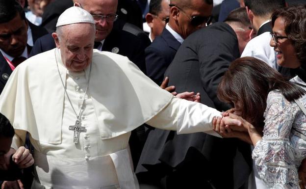 Una mujer besa la mano del papa Francisco a su salida de la catedral de Santa María la Antigua. 