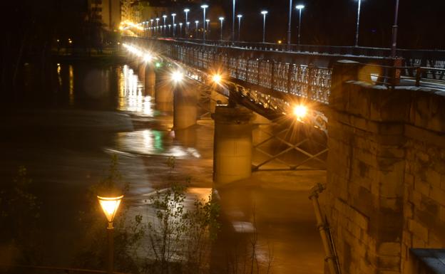 Imagen del Puente de Hierro en la noche del viernes 