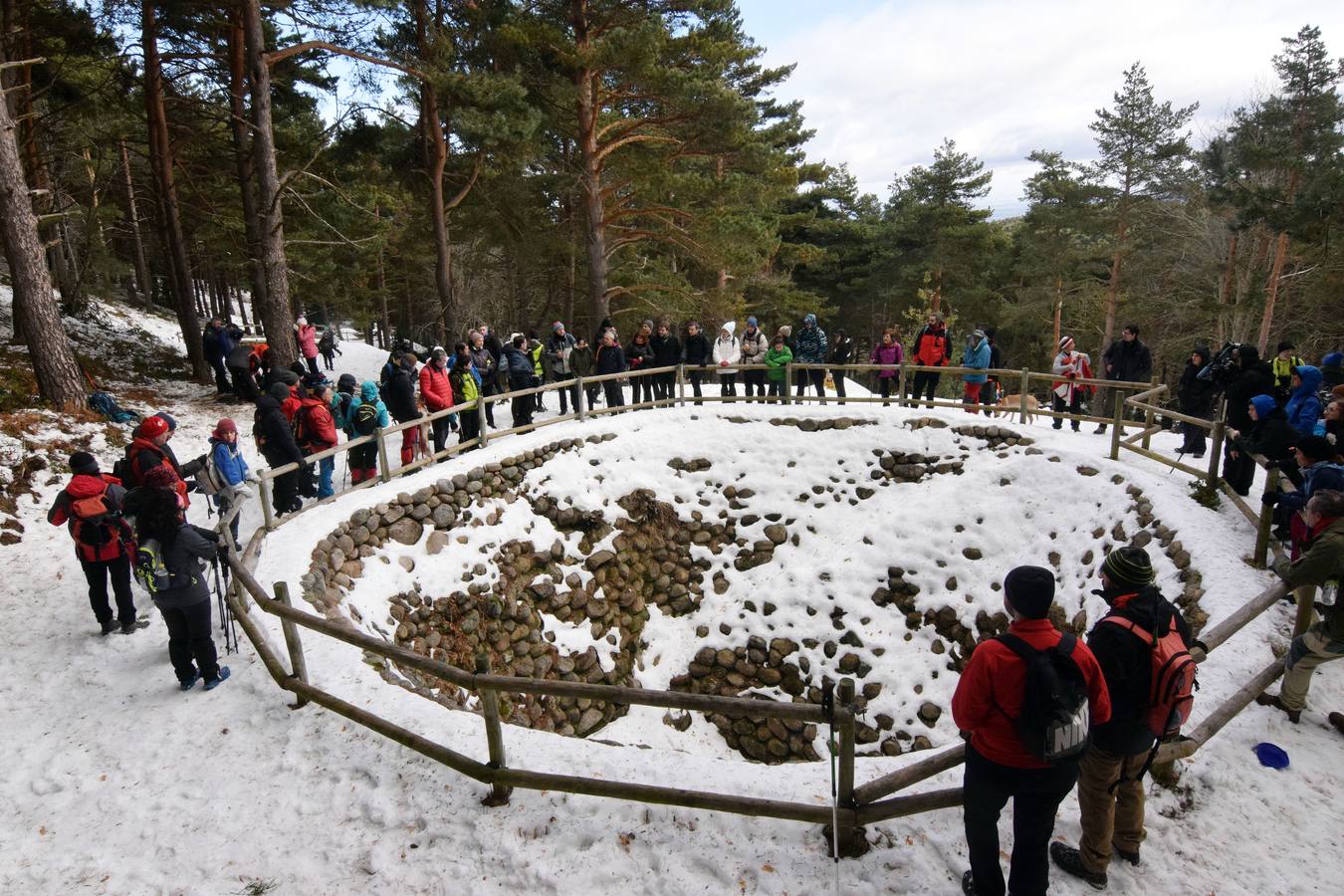 Decenas de personas disfrutaron de un paseo para disfrutar de las neveras de Sojuela. 