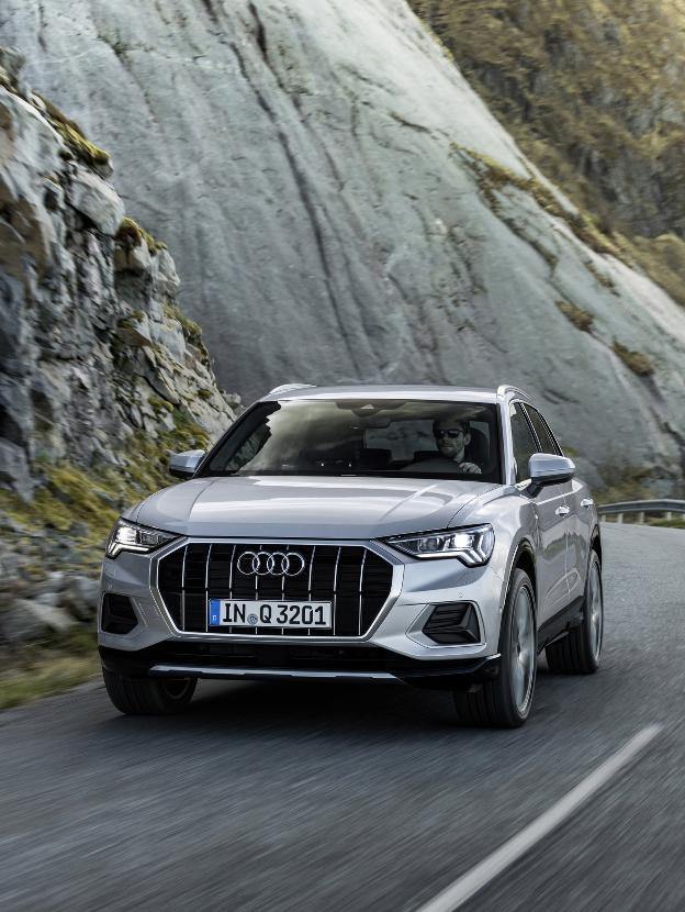 El Q3 rejuveneceLa segunda generación del Audi Q3 llega con unas líneas mucho más deportivas y cambiando los elementos analógicos de su predecesor, por tecnología digital