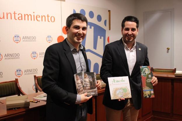 El concejal de Turismo y el alcalde de Arnedo, con la nueva guía infantil y los nuevos folletos. 