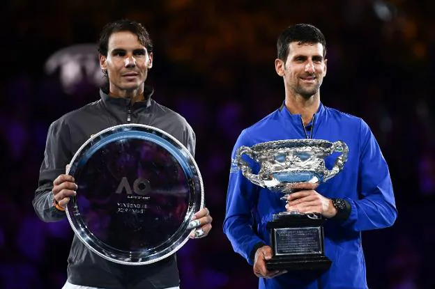 Rafael Nadal y Novak
Djokovic posan con los
trofeos como
subcampeón y
campeón del Abierto
de Australia 2019,
respectivamente. :: afp