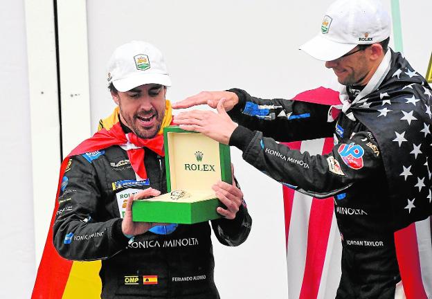 Fernando Alonso y su compañero Jordan Taylor, del equipo Konica Minolta Cadillac, celebran  la victoria ayer, en Daytona Beach, Florida. :: efe / gerardo mora