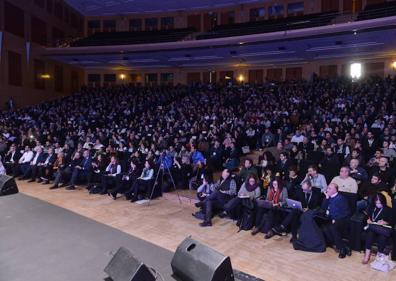 Imagen secundaria 1 - Ferran Adriá en un momento de su intervención (arriba); publico congregado en el Palacio Municipal de Congresos de Madrid, en el IFEMA, para ver la ponencia (izq.); un artista caricaturiza a Adriá sobre un plato durante la charla.