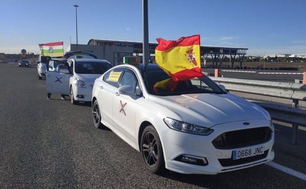 Los taxistas logroñeses ensayan en Madrid la futura protesta en La Rioja