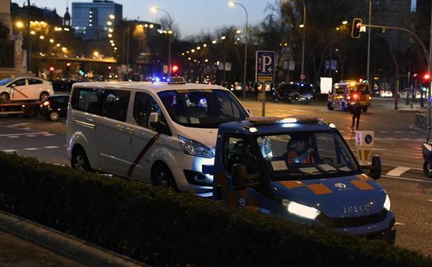 Varias grúas municipales retiran taxis del Paseo de la Castellana de Madrid.