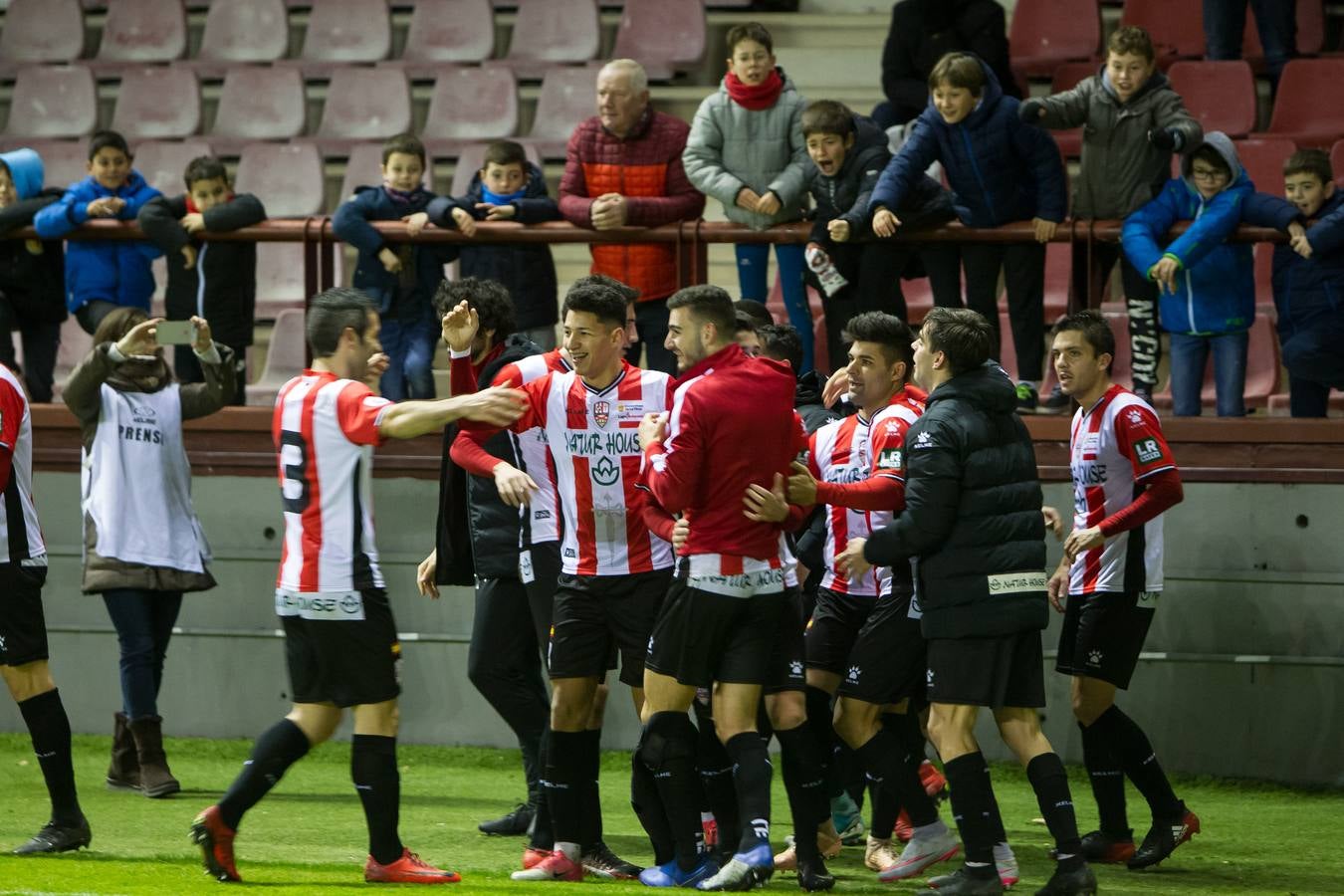 Imágenes del encuentro disputado en Las Gaunas entre el UD Logroñés y el Langreo.