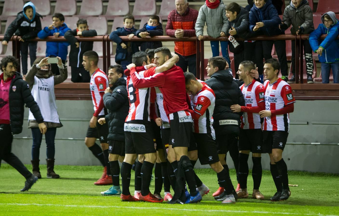 Imágenes del encuentro disputado en Las Gaunas entre el UD Logroñés y el Langreo.