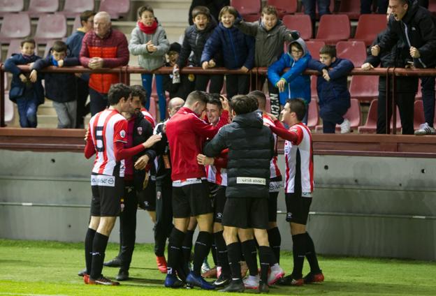 Los jugadores de la UD Logroñés se abrazan a Lander Olaetxea tras su gol. 