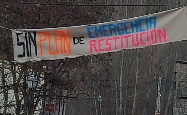 Imagen principal - Varios pancartas, en Enciso.