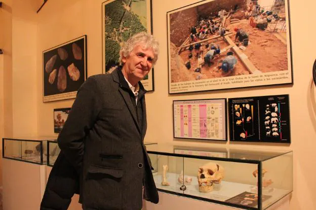 Arsuaga, en la sala dedicada a Atapuerca en el Museo de Ciencias. :: 