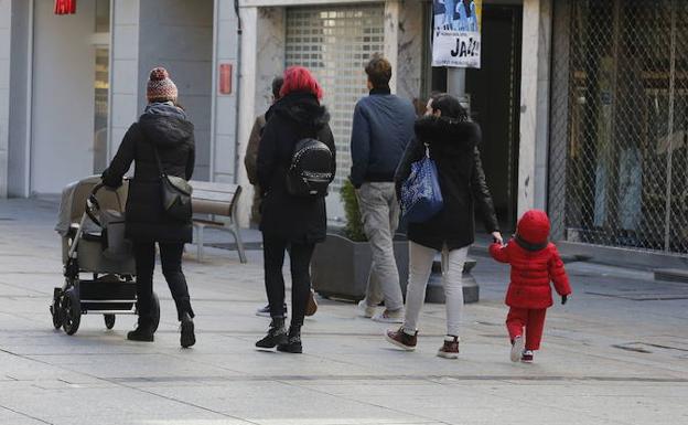 El gasto en prestaciones de paternidad sube un 12% por las cinco semanas de baja