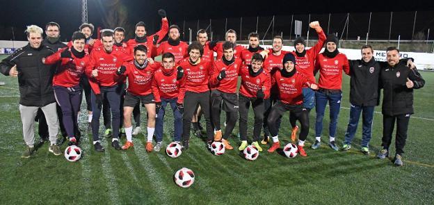 Los jugadores y técnicos rinconeros muestran su buen ambiente al inicio de uno de sus entrenamientos. 