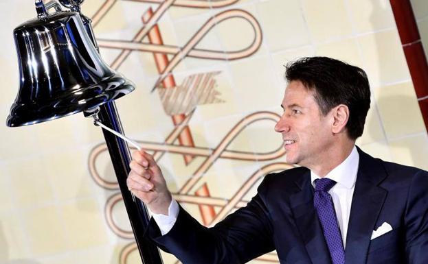 El primer ministro de Italia, Giuseppe Conte, en la Bolsa de Milán.