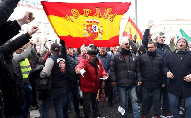 Concentración de los taxistas, por segundo día consecutivo, en la madrileña Puerta del Sol, frente a la sede del Gobierno regional para exigir una regulación de los vehículos de transporte con conductor (VTC) en su novena jornada de huelga indefinida. 
