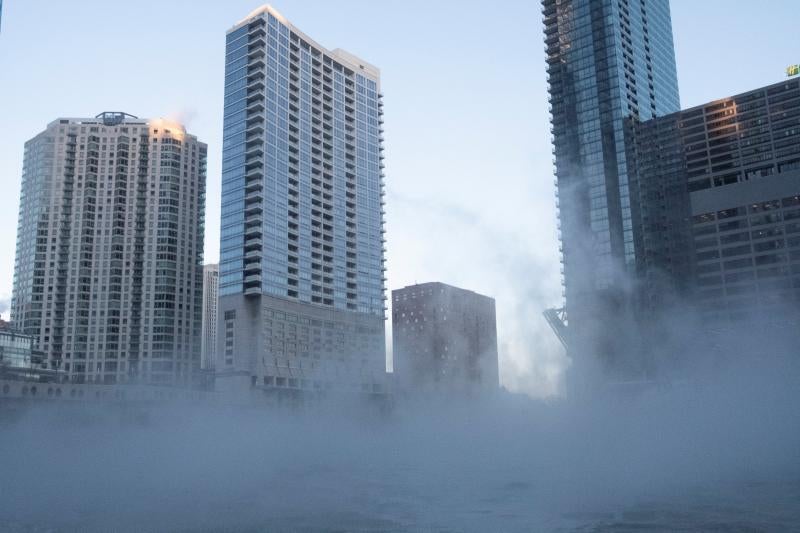 Las temperaturas extremas dejan ocho muertos en los estados de Illinois, Wisconsin, Iowa y Nebraska, y varios casos de congelamiento. En algunos casos han desplomado los termómetros hasta los 40 grados bajo cero, por lo que las autoridades han instado a la ciudadanía a extremar la precaución.