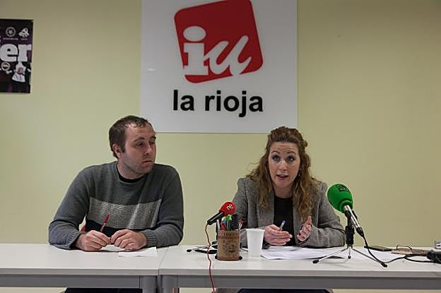 Diego Mendiola y Sara Carreño, durante la rueda de prensa ofrecida ayer en la sede de IU. :: díaz uriel