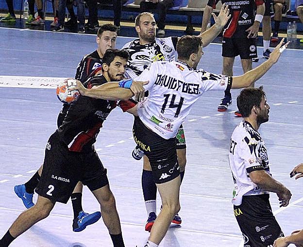 Miguel Sánchez-Migallón detiene a David Fernández en el primer partido de Liga. 