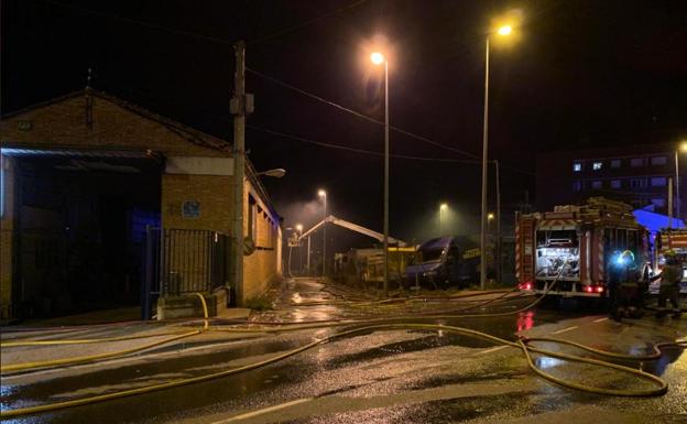 Los bomberos actuando en el lugar del incendio,con el fuego ya controlado.