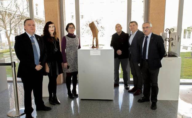 Ramón Rodríguez, junto a su obra, acompañado de María del Pilar Gutiérrez (accésit), y responsables del certamen y autoridades. 