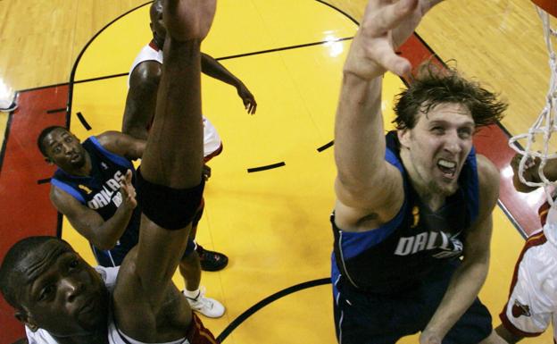 Wade y Nowitzki en una acción durante las finales de la NBA del año 2006