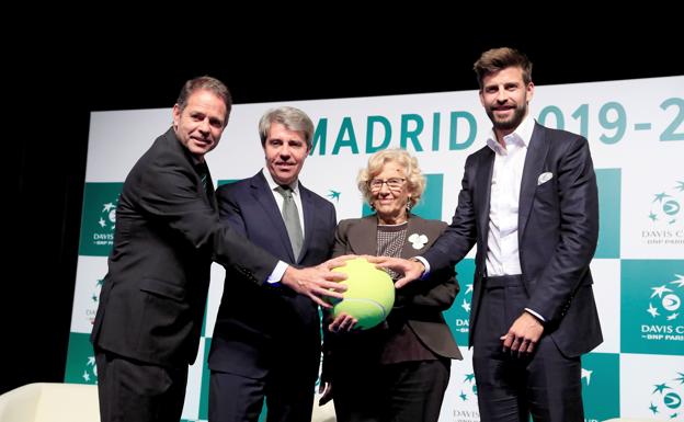 De izquierda a derecha: Kelly Fairweather, Ángel Garrido, Manuela Carmena y Gerard Piqué.