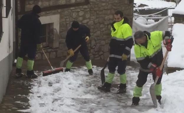 Bomberos forestales limpian las calles de Villoslada