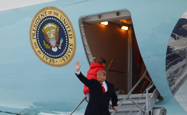 Trump saluda antes de tomar el Airforce One para viajar este fin de semana a Palm Beach con su familia.