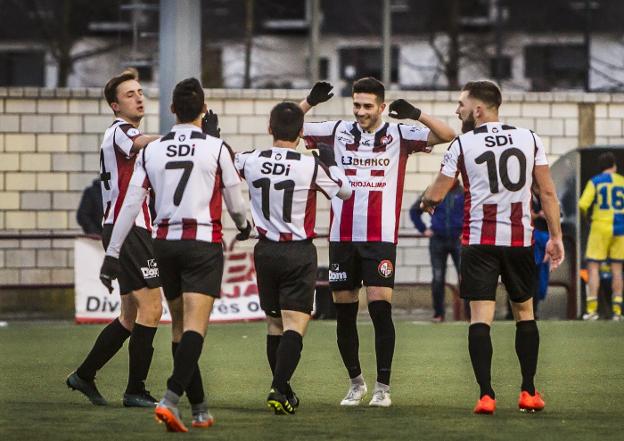 Los jugadores de la SD Logroñés celebran con Lacruz su gol, el cuarto del equipo. :: justo rodríguez