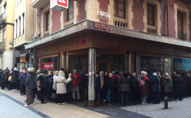 La cola da la vuelta a la esquina y continúa por Portales. 