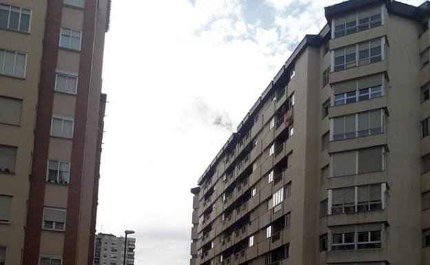 Detalle del humo que hasta hace poco salía de la azotea del edificio de Padre Claret, en una imagen tomada desde avenida de La Paz.