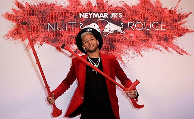 Neymar posa a la llegada a su fiesta de cumpleaños.