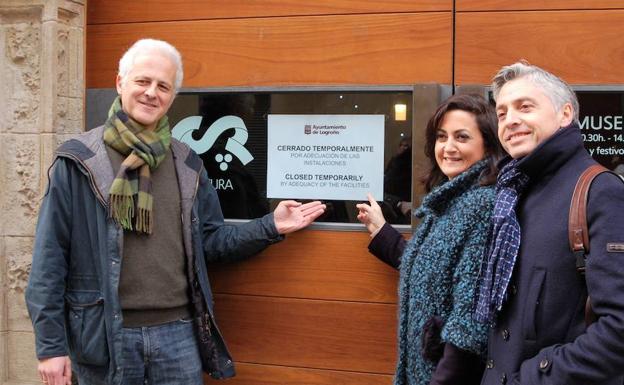 Hermoso de Mendoza, Andreu y Ocón, en la puerta del CCR, sin actividad desde hace tres años.