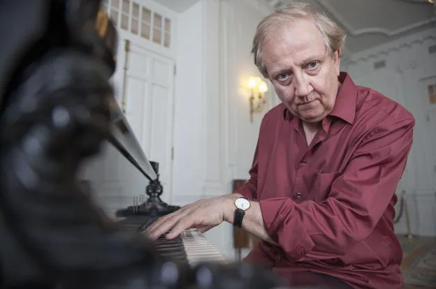 El compositor belga Wim Mertens, que actúa esta tarde en el Teatro Bretón de Logroño, tocando el piano. :: m. gil
