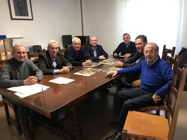 Reunión entre Elguea y el concejal José Luis Llorente, con empresarios de La Variante. :: 