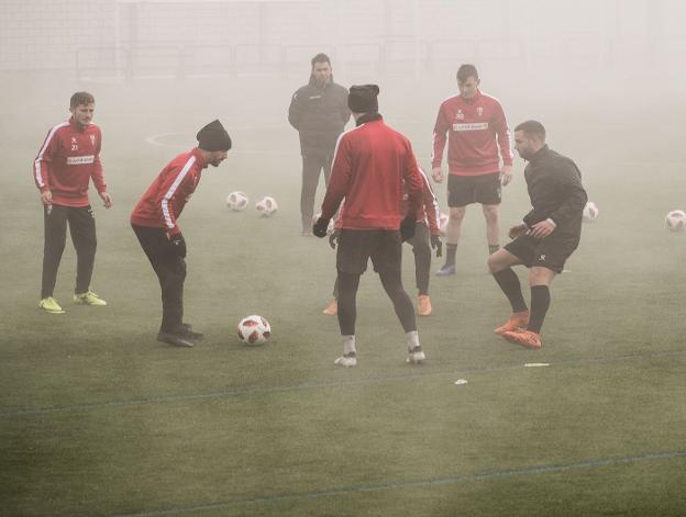 Sergio Rodríguez analiza a sus jugadores al inicio de la sesión de trabajo de ayer, con la niebla como invitada. ::