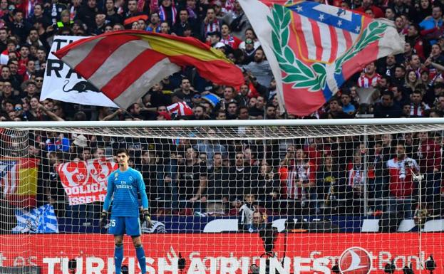 Courtois, durante el encuentro entre el Atlético de Madrid y el Real Madrid.