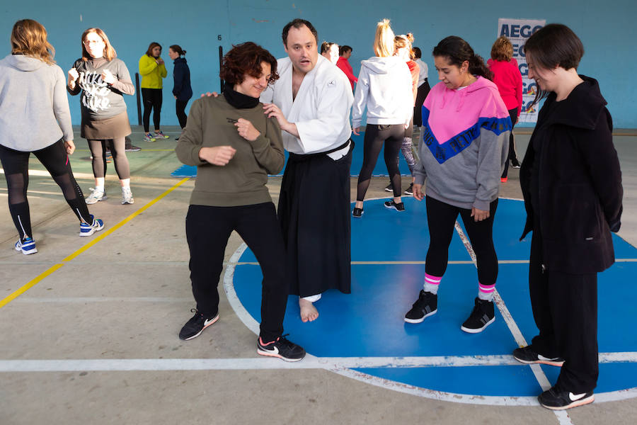 Ciento cincuenta mujeres han tomado parte este sábado en un curso gratuito de técnicas de defensa personal organizado por la Asociación Española de Guardias Civiles (AEGC) en Logroño